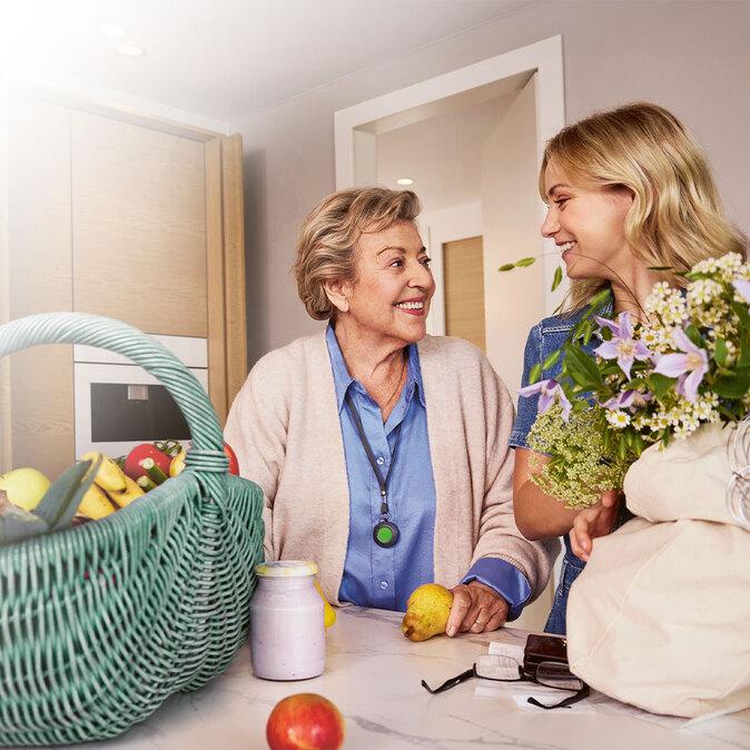 Marie-Luise Marjan und Anna Sophie Claus Marie-Luise Marjan und Anna Sophie Claus räumen den Einkauf aus