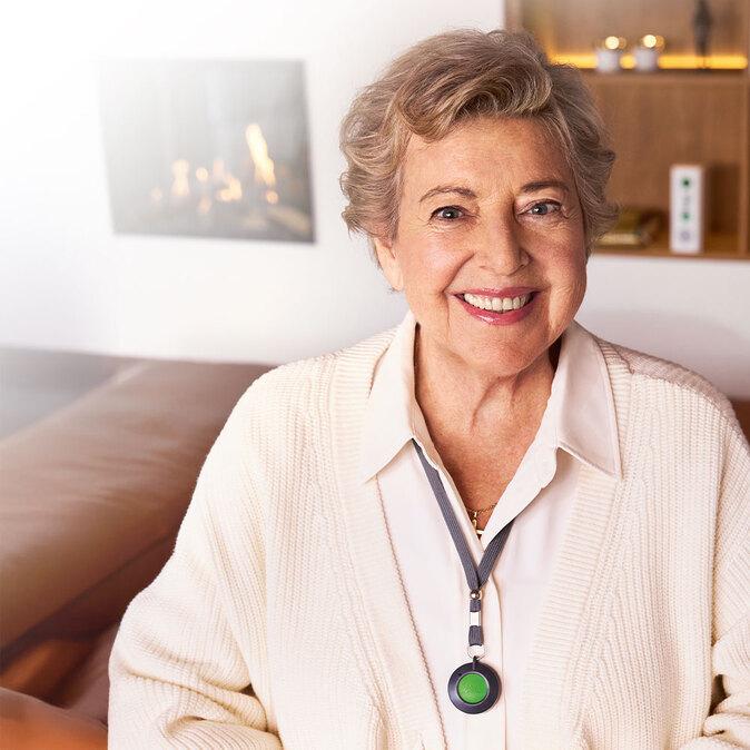 Marie-Luise Marjan Marie-Luise Marjan trägt einen Notrufknopf