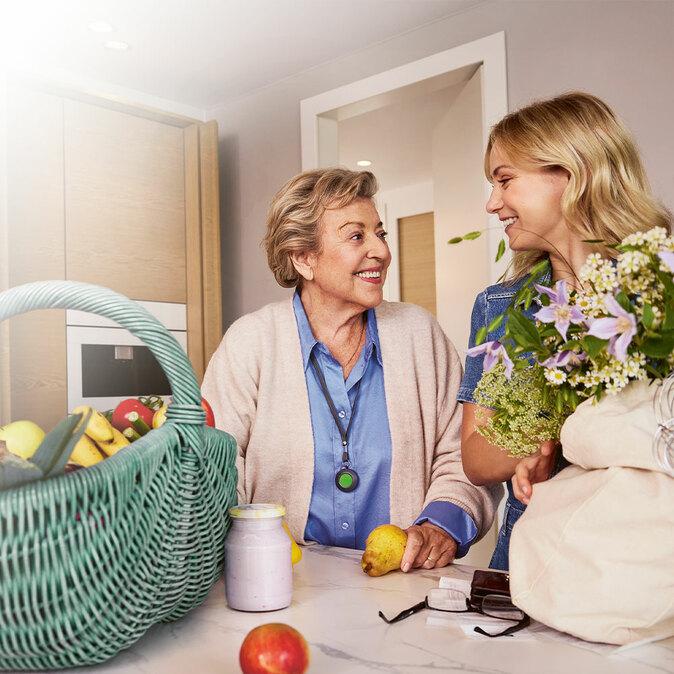 Marie-Luise Marjan und Anna Sophie Claus Marie-Luise Marjan und Anna Sophie Claus räumen den Einkauf aus