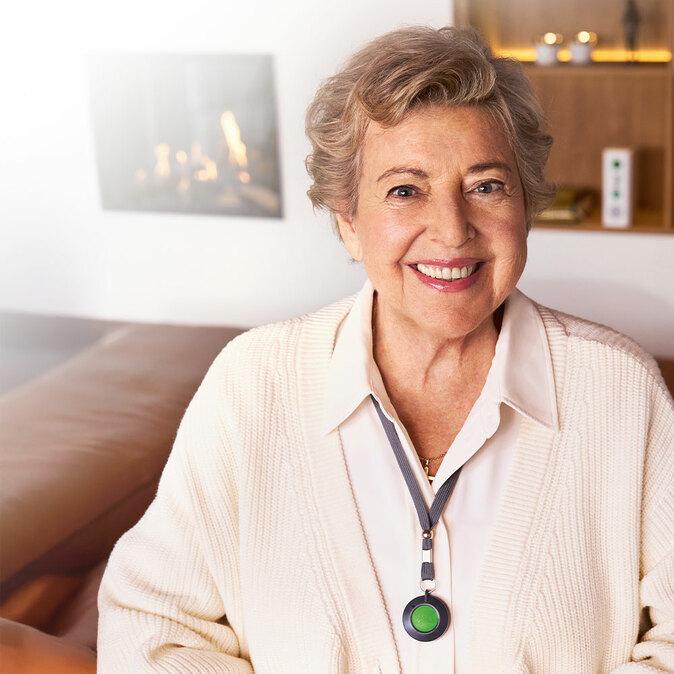 Marie-Luise Marjan Marie-Luise Marjan trägt einen Notrufknopf